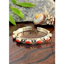 Серебряный браслет с Красным Кораллом, 40.94 г; Silver cuff bracelet with Red Coral, 40.94 g