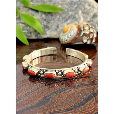 Серебряный браслет с Красным Кораллом, 40.94 г; Silver cuff bracelet with Red Coral, 40.94 g