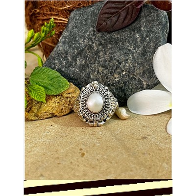 Серебряное кольцо с кавачей из Жемчуга, 10.67 г, размер - 19; Silver ring with Pearl kavacha, 10.67 g, Size - 9