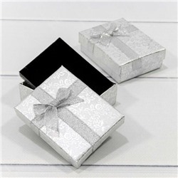 Подарочная коробка ювелирная С бантиком 9*7*3 см Цветы блестящие серебро 440904