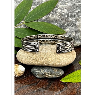 Серебряный браслет, 30.20 г; Silver cuff bracelet, 30.20 g