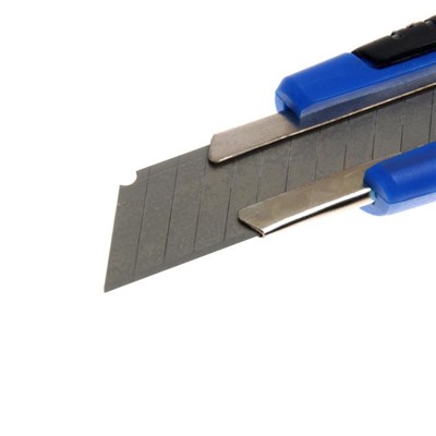 Нож канцелярский 18 мм пластик с мет., направляющ, фиксатор, прорезиненный МИКС в блистере