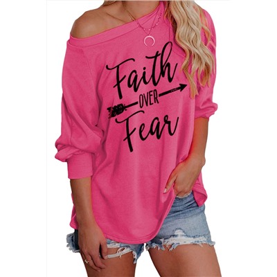 Розовая блуза с открытым плечом и надписью: Faith Over Fear