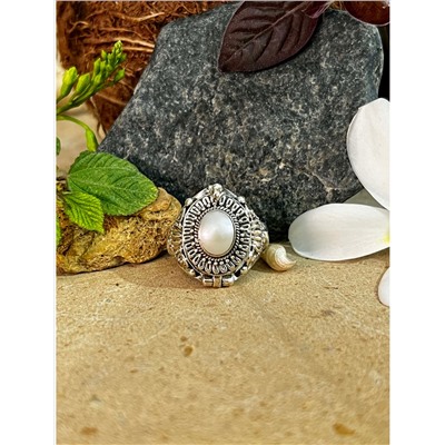 Серебряное кольцо с кавачей из Жемчуга, 10.50 г, размер - 18; Silver ring with Pearl kavacha, 10.50 g, Size - 8