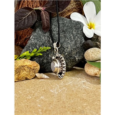 Серебряный кулон с кавачей из Лунного Камня, 7.87 г; Silver pendant with Moonstone kavach, 7.87 g